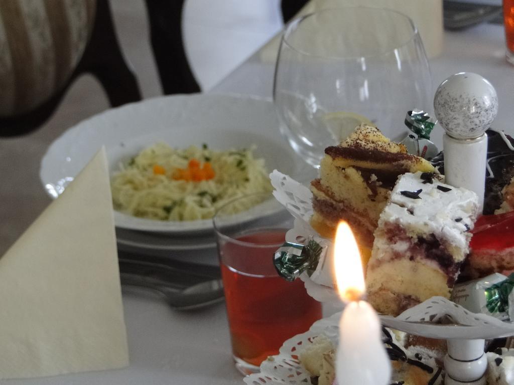 Pokoje Goscinne W Ratuszu Ogrodzieniec Luaran gambar